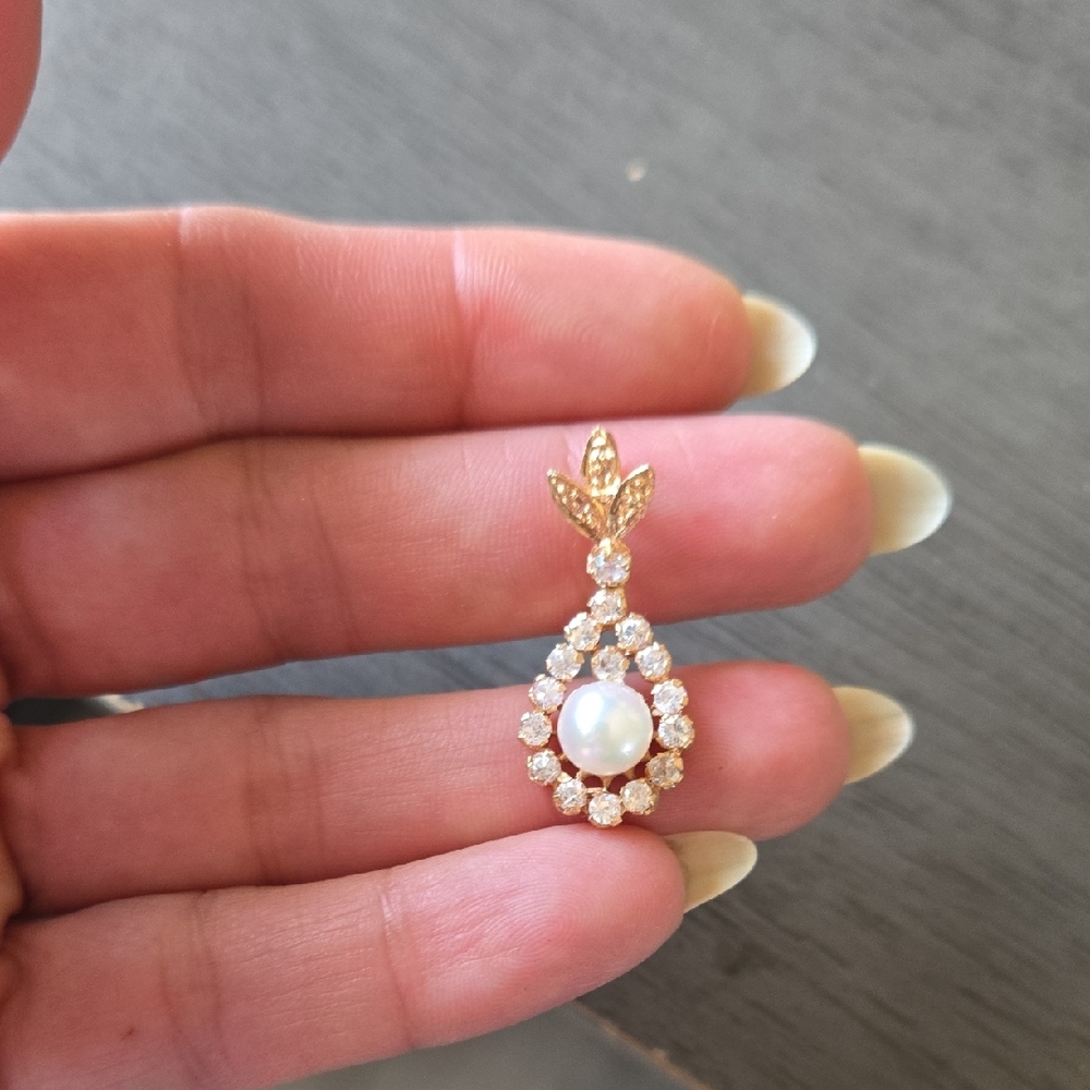 Elegant Gold and Pearl Pendant